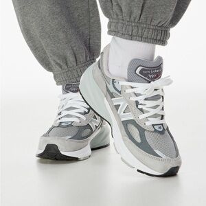 New balance 990v6 - size youth 5.5 - fits like women’s size 7